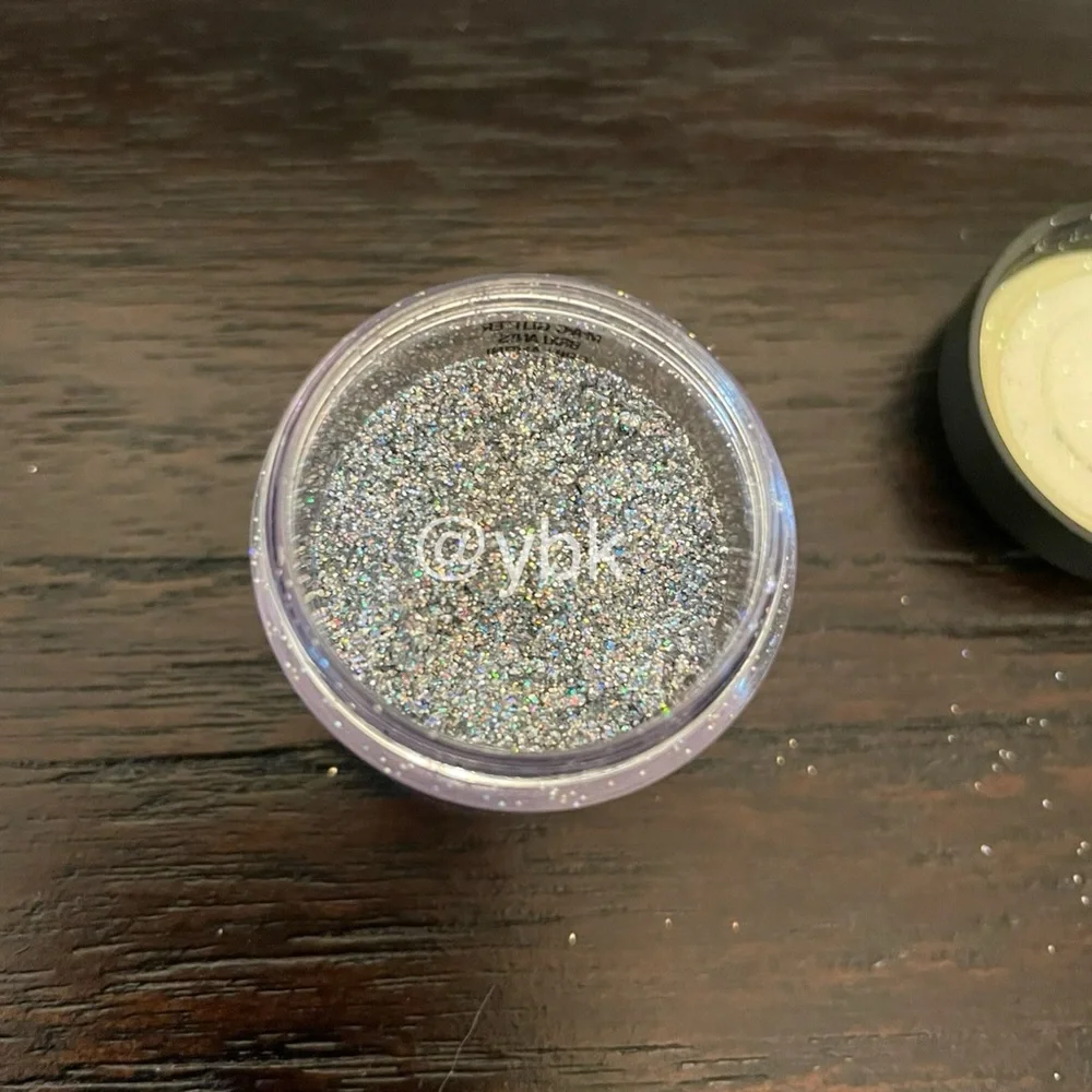 MAC 3D glitter